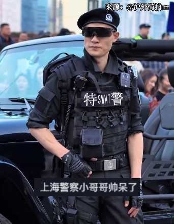 爆火！上海外滩帅气特警的采访来了！一看网友评论我笑出眼泪