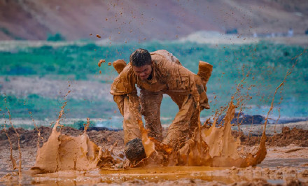 辛苦了!部队泥潭格斗训练 辛苦了!部队泥潭格斗训练