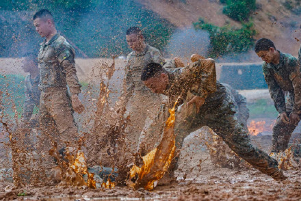 辛苦了!部队泥潭格斗训练 辛苦了!部队泥潭格斗训练