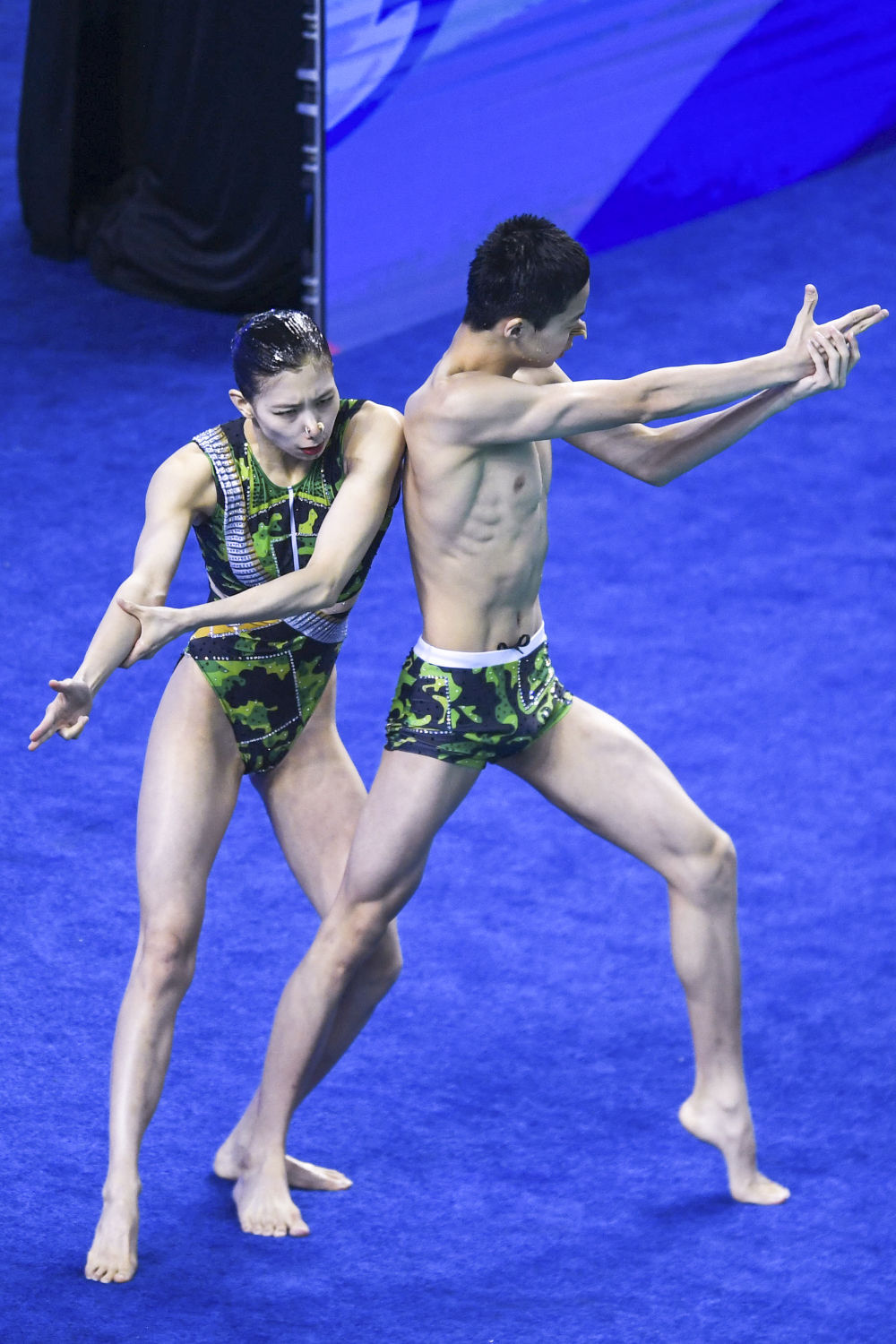 花样游泳全国冠军赛：上海安踏队夺得混双技术自选冠军