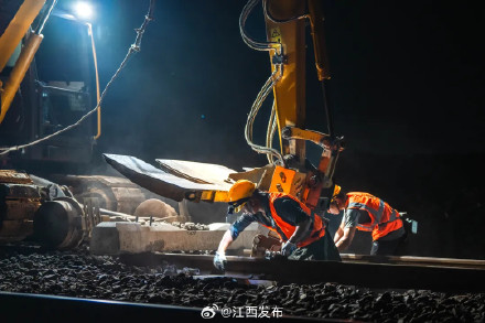 京九铁路江西段开始做“保养” 京九铁路江西段开始做“保养”