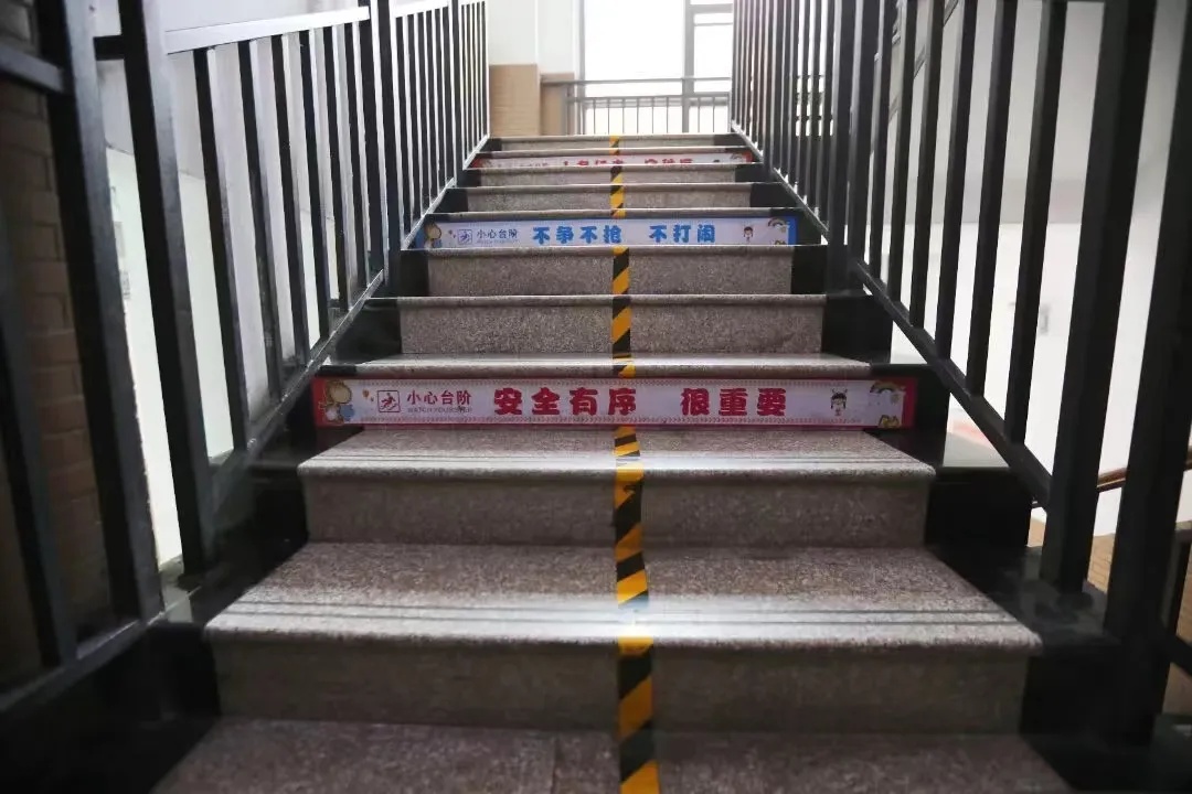 学生磕断牙,学校被索赔8万! 学生磕断牙,学校被索赔8万!