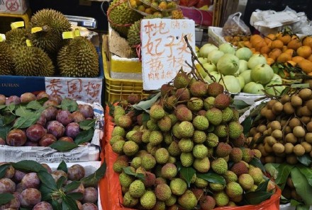 多个品种荔枝遭遇小小年，上市荔枝部分店卖30元一斤