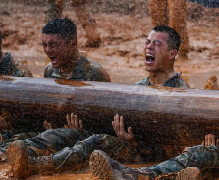 辛苦了!部队泥潭格斗训练 辛苦了!部队泥潭格斗训练