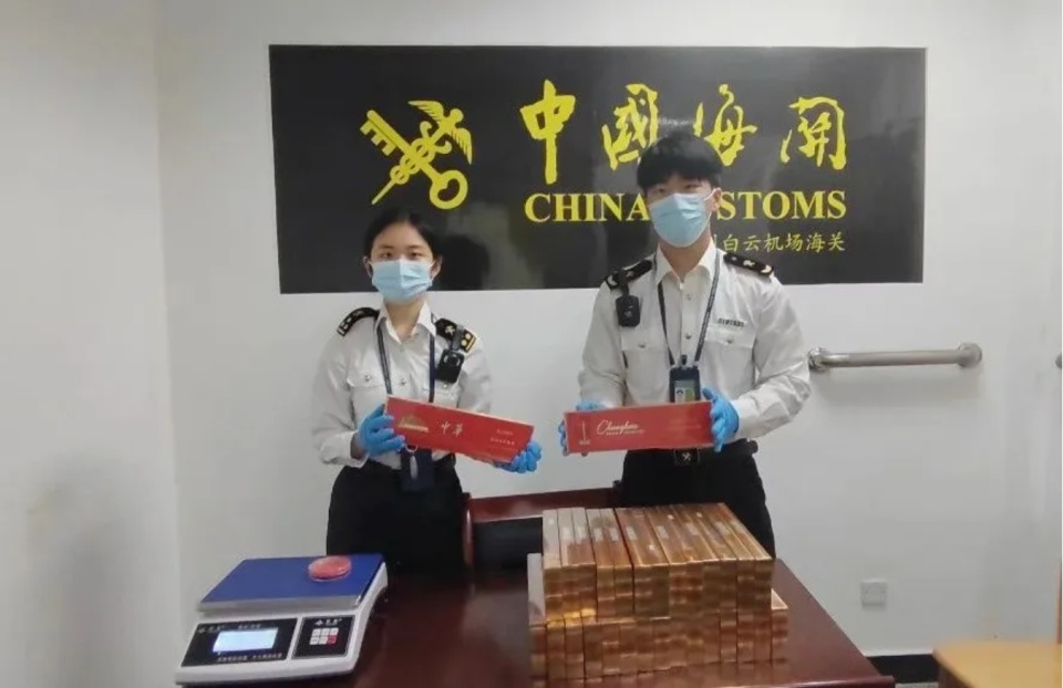 广州海关查获一批旅客违规携带进境的香烟，共计6000支