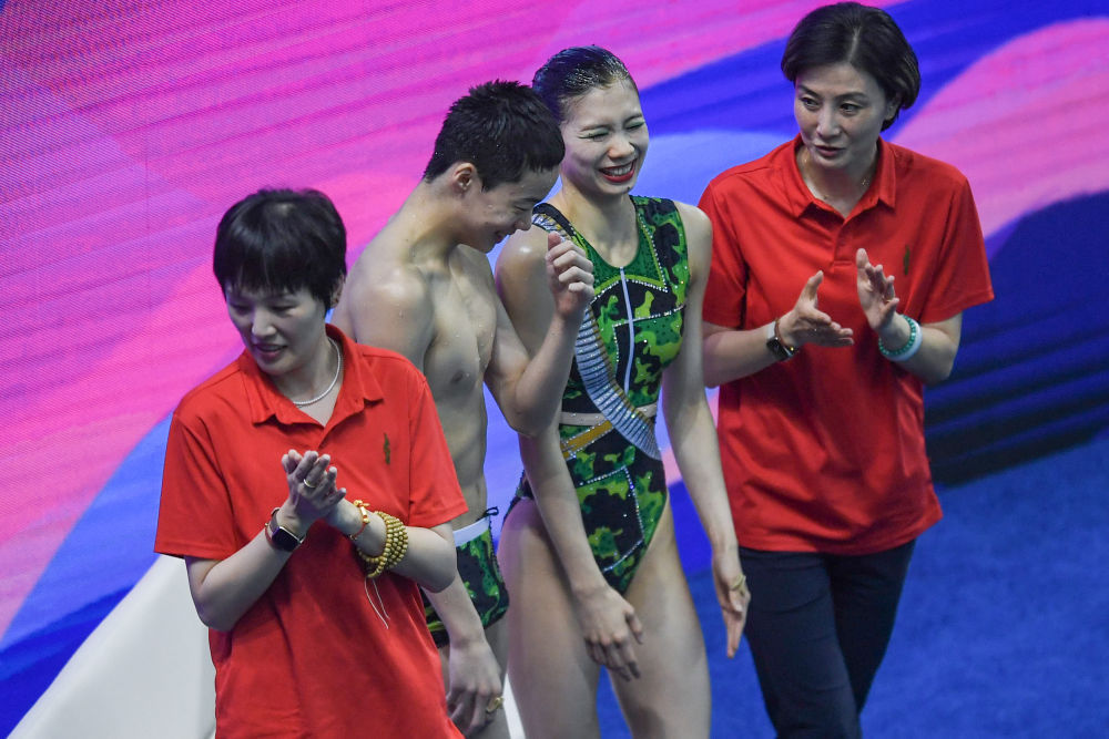 花样游泳全国冠军赛：上海安踏队夺得混双技术自选冠军