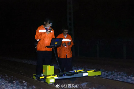 京九铁路江西段开始做“保养” 京九铁路江西段开始做“保养”