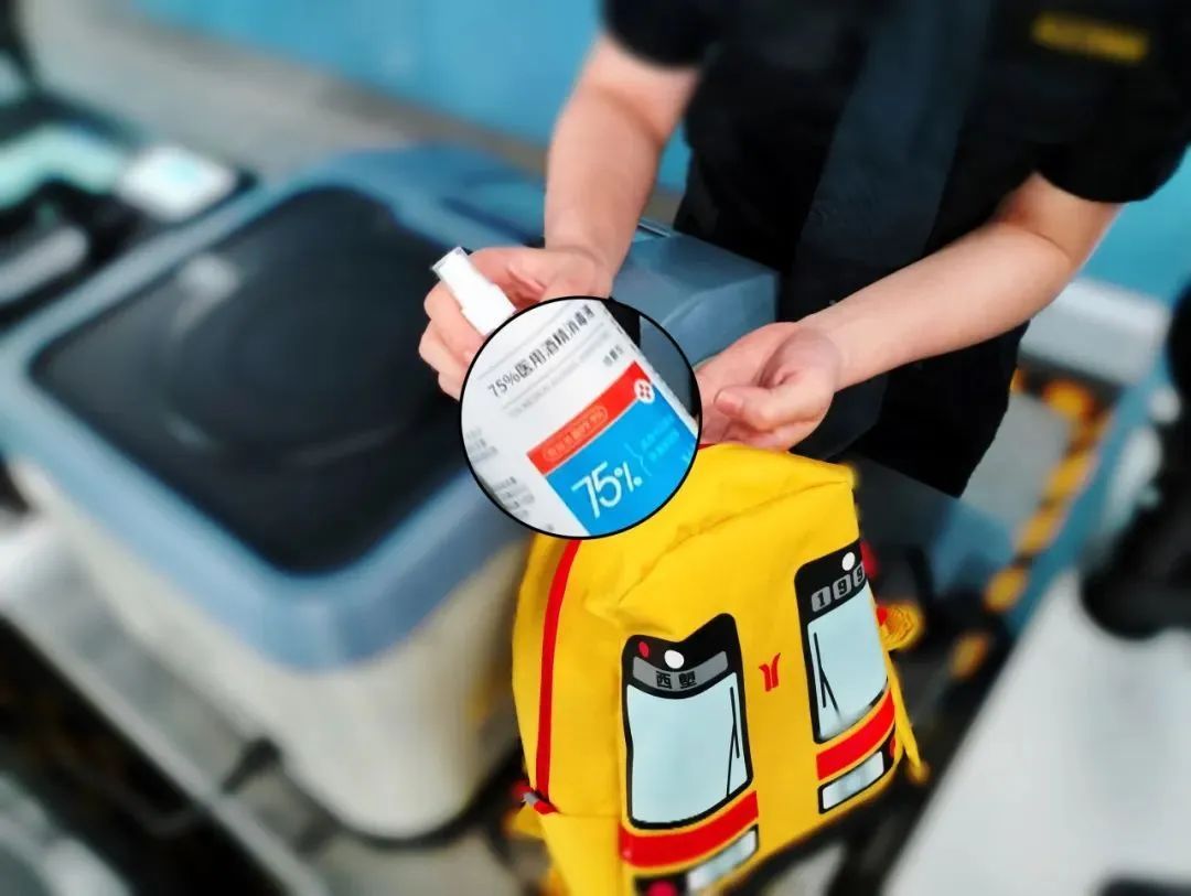 榴莲降价热卖 广州地铁提醒→