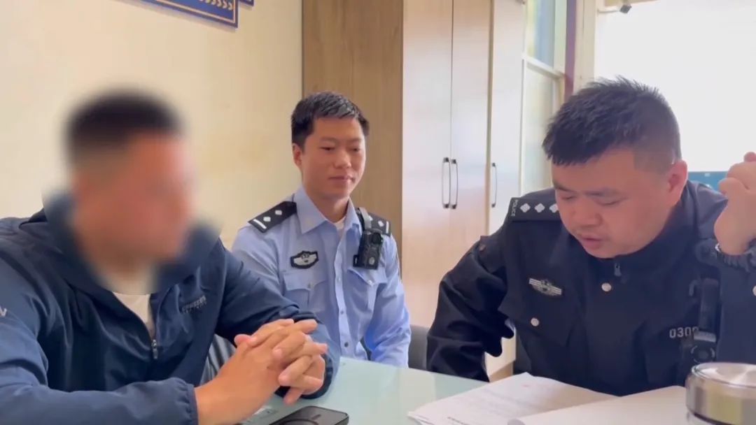 贵州一9岁男孩开车从停车场驶出,家长还在车外当“教练” 贵州一9岁男孩开车从停车场驶出,家长还在车外当“教练”