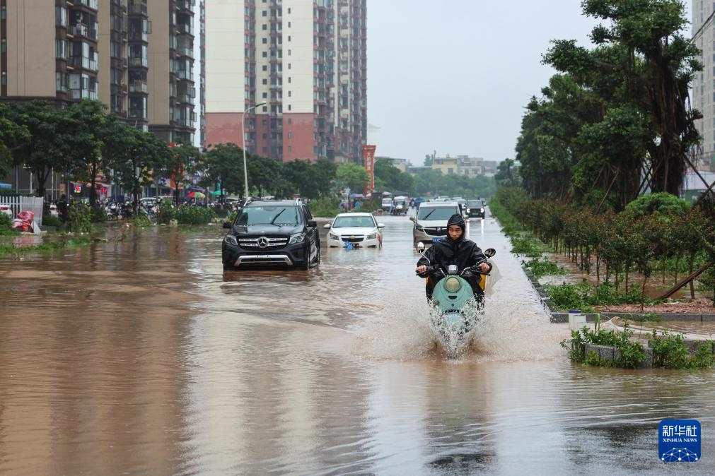 广西钦州遭遇强降雨 市区出现多处内涝 广西钦州遭遇强降雨 市区出现多处内涝