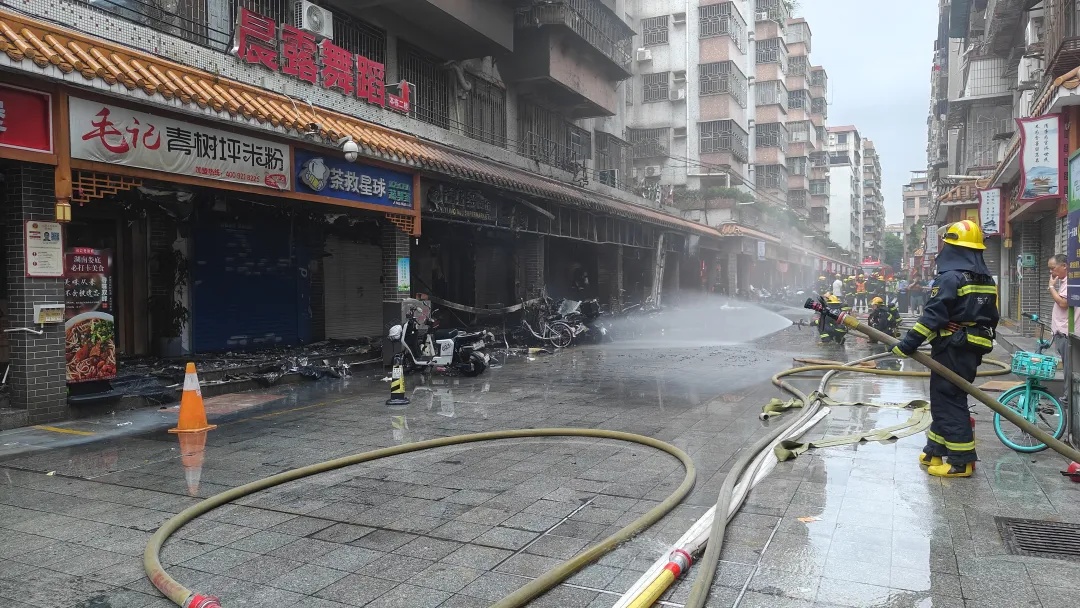 电动车又起火！波及多家店铺，25辆电动车被烧毁
