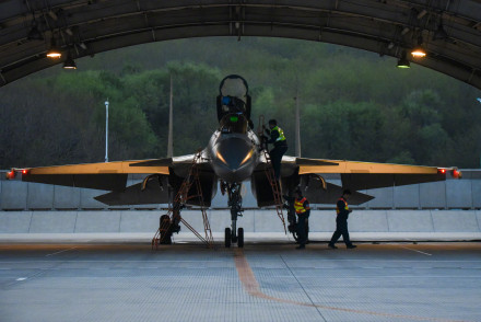 战机跨昼夜飞行训练，出击！