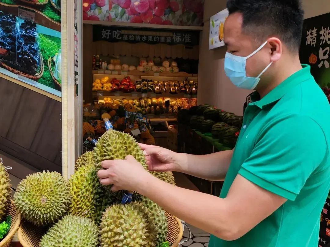 榴莲降价热卖 广州地铁提醒→