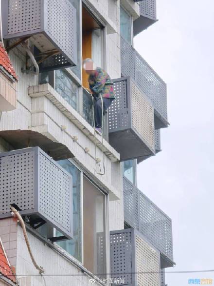 接住了！路人拼起救生垫救下九旬老人