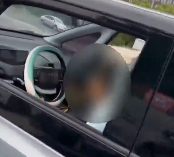 贵州一9岁男孩开车从停车场驶出,家长还在车外当“教练” 贵州一9岁男孩开车从停车场驶出,家长还在车外当“教练”