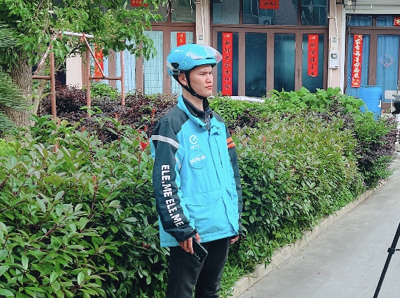 太惊险!事发浙江街头,外卖小哥冲了上去 太惊险!事发浙江街头,外卖小哥冲了上去