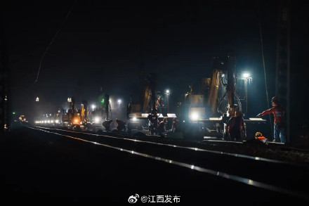 京九铁路江西段开始做“保养” 京九铁路江西段开始做“保养”