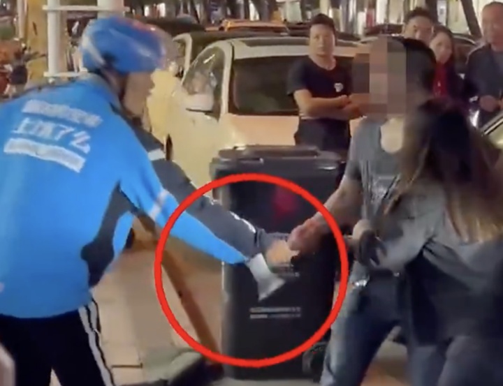 太惊险!事发浙江街头,外卖小哥冲了上去 太惊险!事发浙江街头,外卖小哥冲了上去