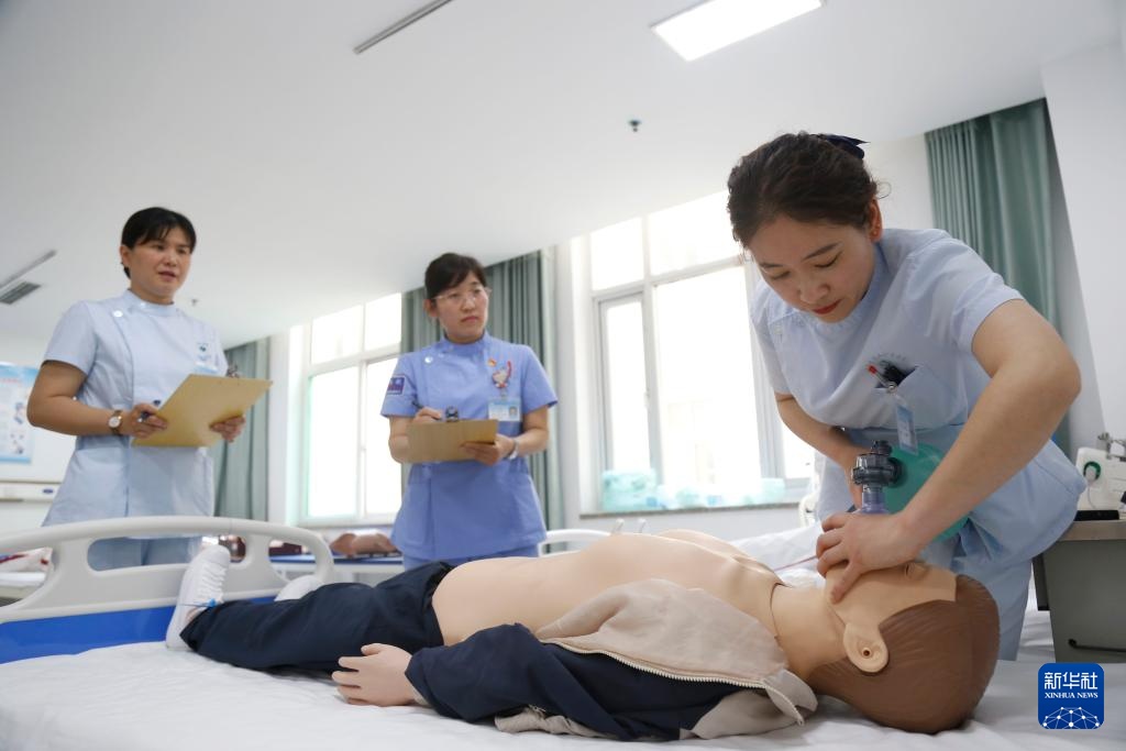 5月10日,河北省邢台医专第二附属医院的护士进行业务技能比赛.