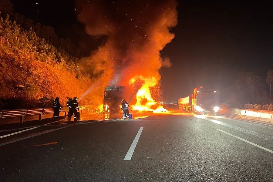 惊险！高速上一货车变“火车”！