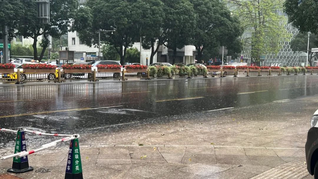 狂风＋暴雨！刚刚，福州一秒天黑！