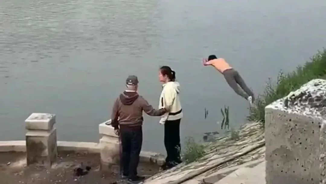 李振波，你纵身一跃的样子真帅！