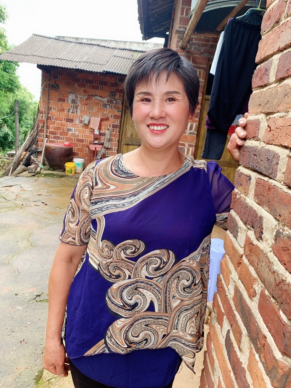 湖南女孩免费为乡村妇女化妆，变妆前后让人泪目：先是自己，才是妈妈