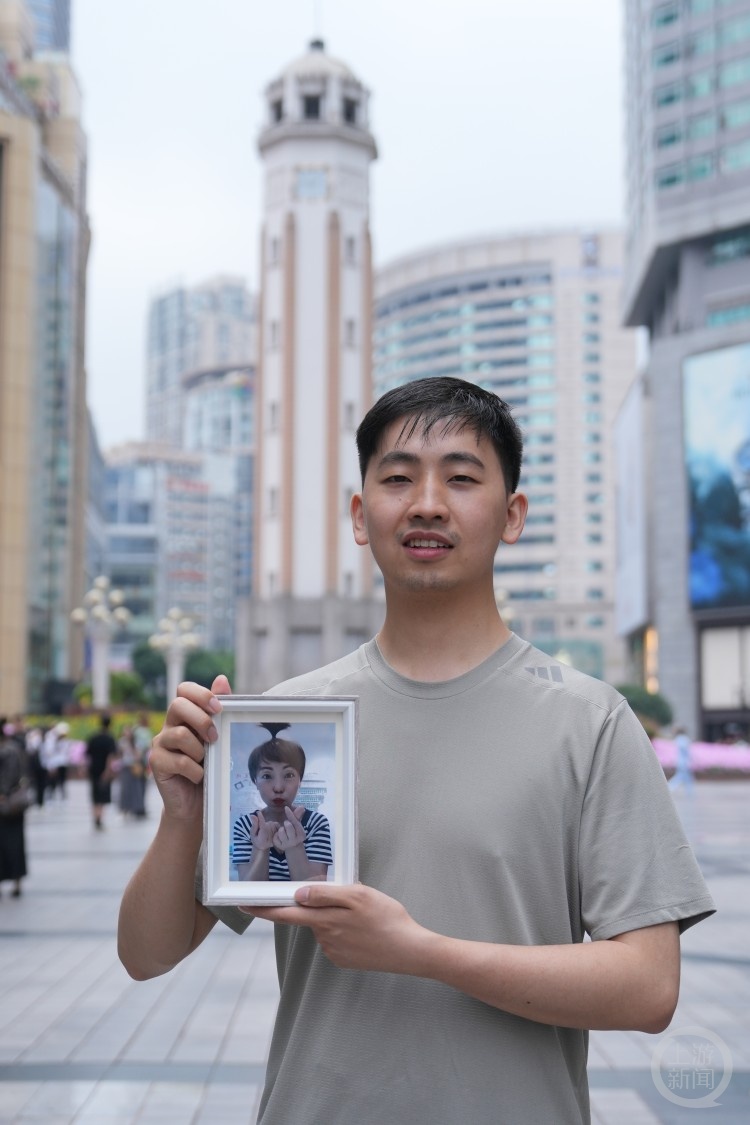 没有妈妈的母亲节，他带着妈妈照片旅行