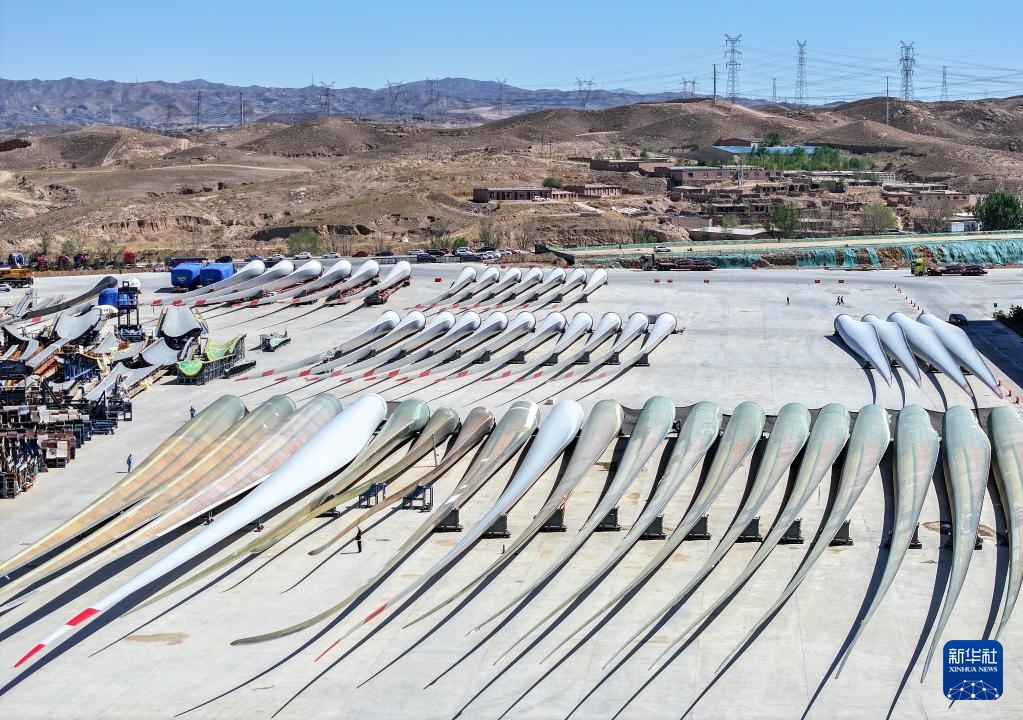 内蒙古包头:光伏风电产业快速发展 内蒙古包头:光伏风电产业快速发展