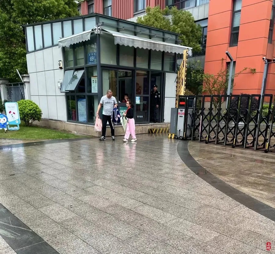 “我脱下衣服，给躺在路边的女孩盖上”……大巴事故中一小学生遇难，现场救援者亲述
