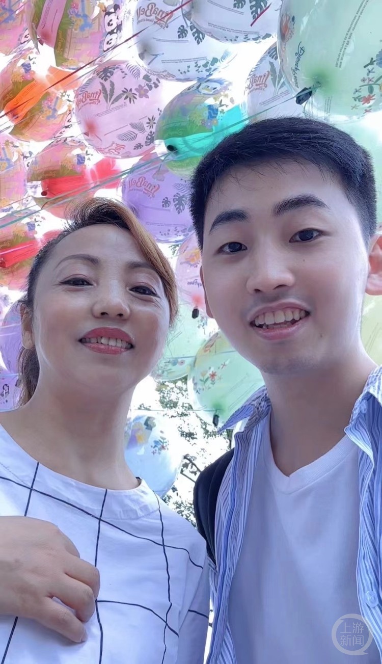 没有妈妈的母亲节，他带着妈妈照片旅行