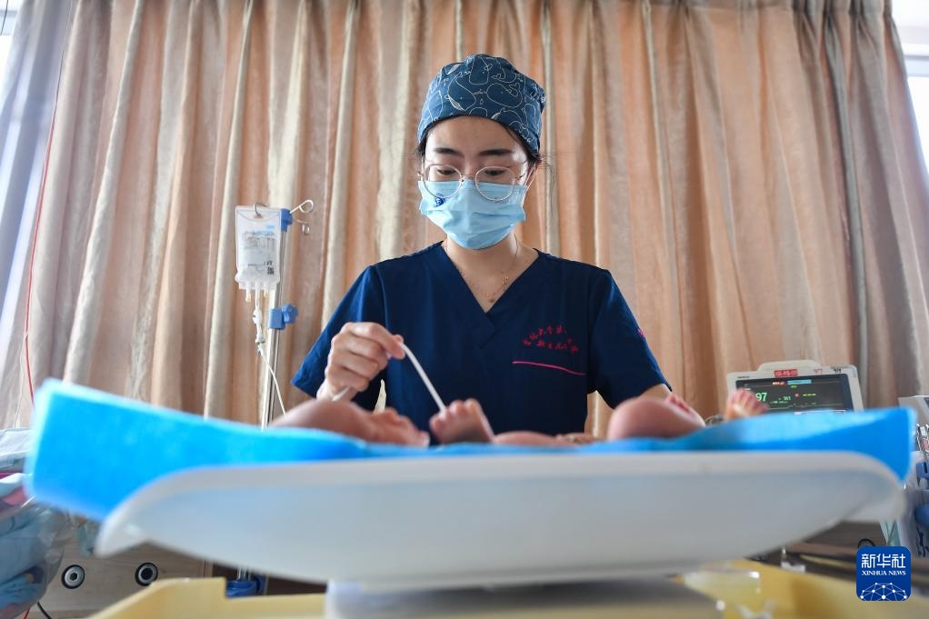 新生儿科里的护士“妈妈”