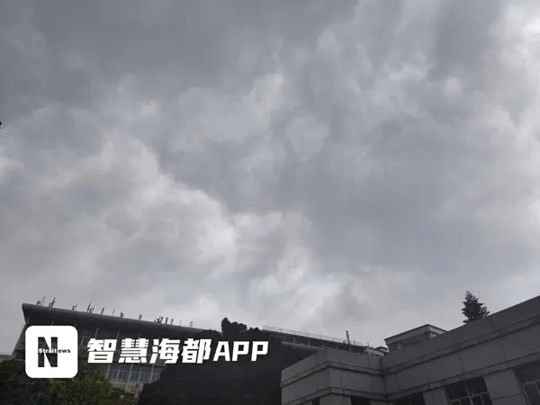 狂风＋暴雨！刚刚，福州一秒天黑！