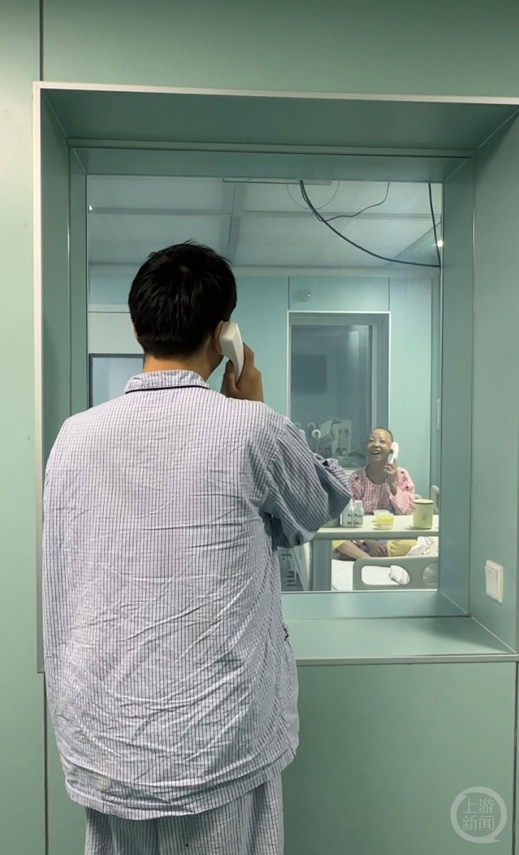 没有妈妈的母亲节，他带着妈妈照片旅行