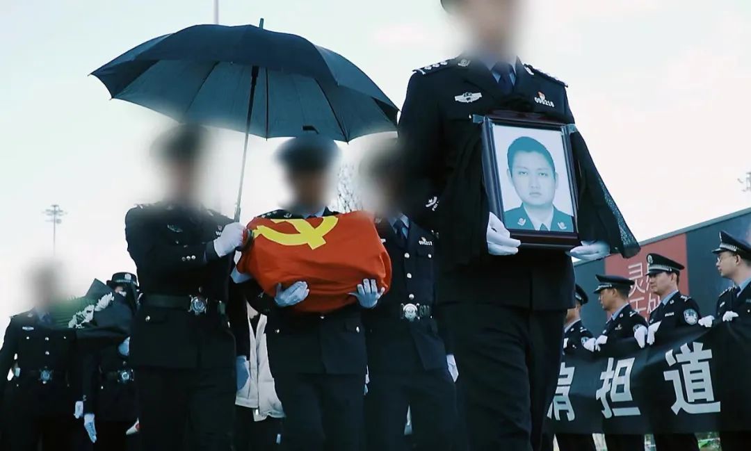 今天，请把头条留给这位已逝的英雄母亲！