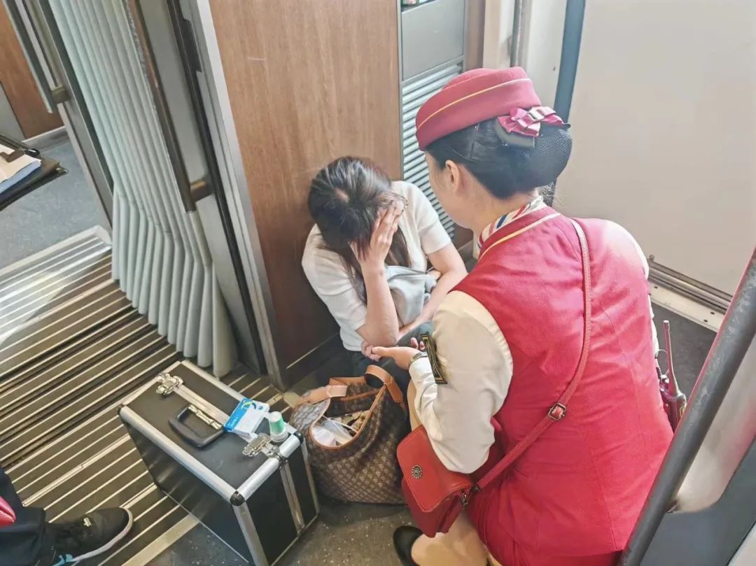 情况紧急，G91次列车临时停靠涿州东站……