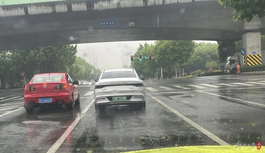 “我脱下衣服，给躺在路边的女孩盖上”……大巴事故中一小学生遇难，现场救援者亲述