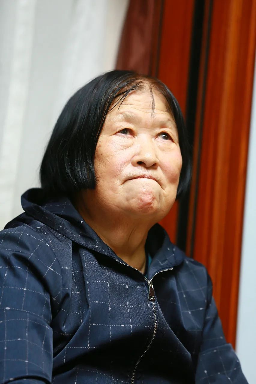 今天，请把头条留给这位已逝的英雄母亲！