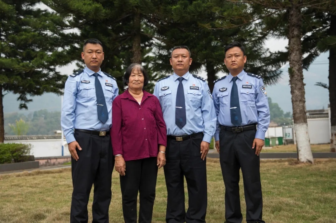 今天，请把头条留给这位已逝的英雄母亲！