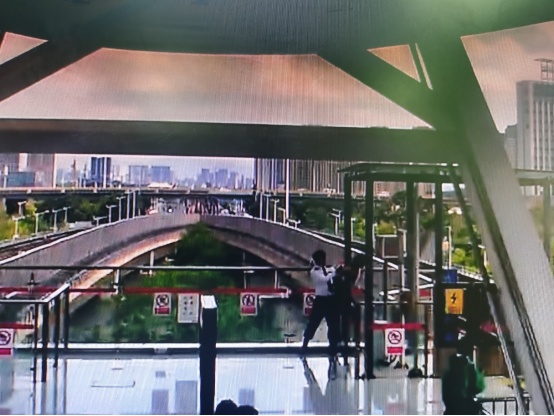 昆明地铁惊魂一幕！他做出了这样的举动......