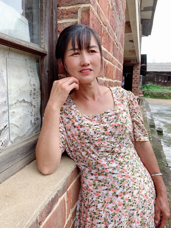 湖南女孩免费为乡村妇女化妆，变妆前后让人泪目：先是自己，才是妈妈