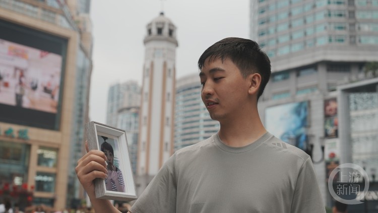 没有妈妈的母亲节，他带着妈妈照片旅行