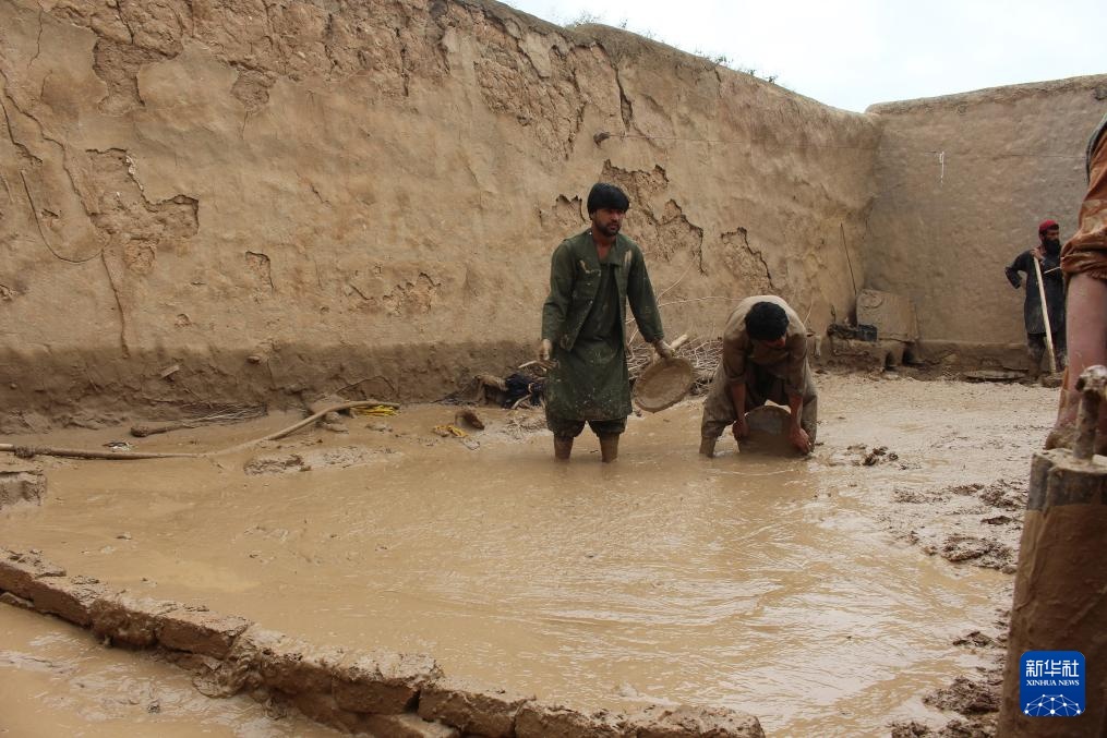 阿富汗北部洪灾遇难人数已升至300多人 阿富汗北部洪灾遇难人数已升至300多人