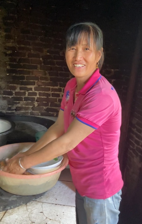 湖南女孩免费为乡村妇女化妆，变妆前后让人泪目：先是自己，才是妈妈