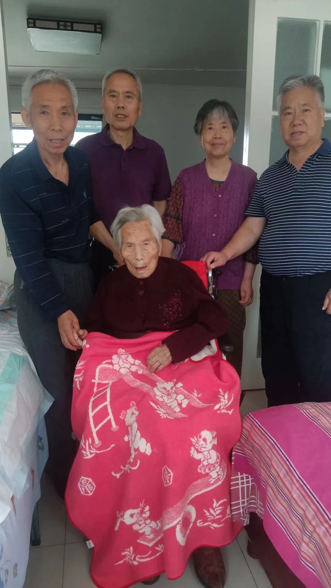 “我好幸福，还能向101岁的妈妈说‘母亲节快乐’”
