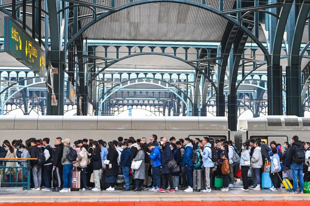 莫怀侥幸心理！高铁上也挡不住烟瘾，男子抽烟被处罚！