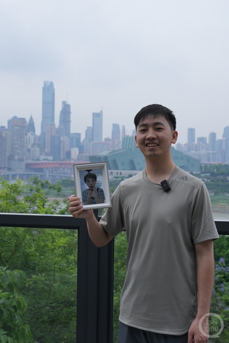 没有妈妈的母亲节，他带着妈妈照片旅行