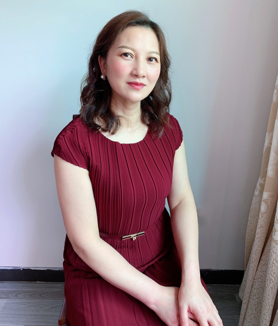 湖南女孩免费为乡村妇女化妆，变妆前后让人泪目：先是自己，才是妈妈