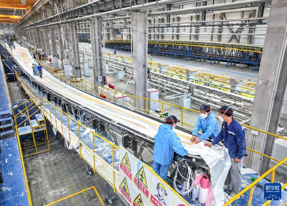 内蒙古包头:光伏风电产业快速发展 内蒙古包头:光伏风电产业快速发展