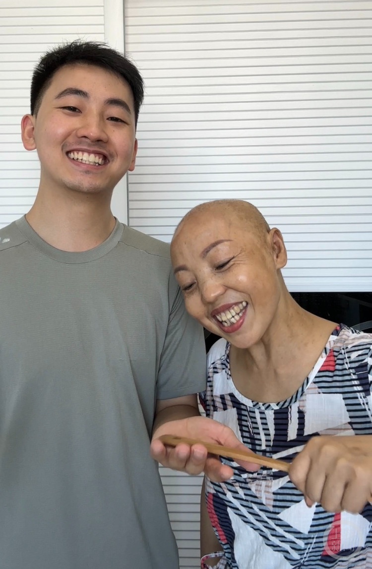 没有妈妈的母亲节，他带着妈妈照片旅行